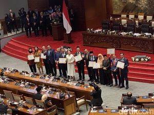 Rapat Paripurna Terakhir, Puan Serahkan Tanda Penghargaan ke Anggota DPR