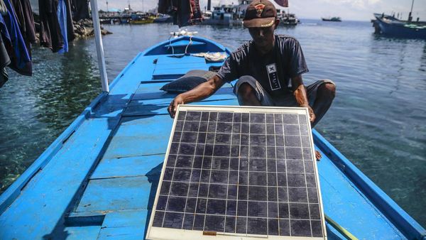 Demi Hemat BBM, Nelayan Ini Pakai Panel Surya di Kapalnya yang Kecil