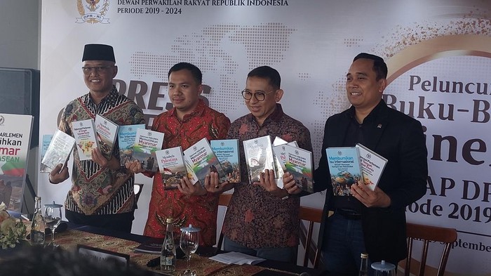 Fadli Zon dikala meluncurkan empat buah buku kinerja BKSAP periode 2019-2024 di Sentul, Bogor, Jawa Barat, Minggu (29/9/2024).