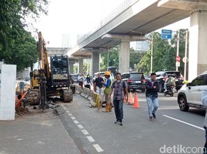 Pejalan Kaki Keluhkan Galian di Trotoar Kuningan: Jadi Waswas Lewat Badan Jalan Pejalan Kaki Keluhkan Galian di Trotoar Kuningan: Jadi Waswas Lewat Badan Jalan