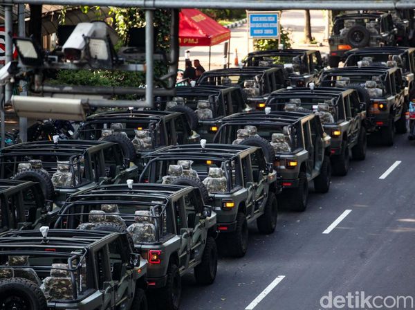 Gladi Resik HUT ke-79 TNI, Rantis Berjejer di Jalan Merdeka Barat