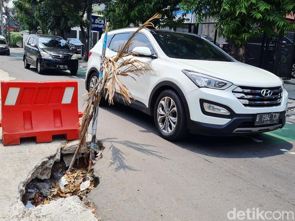 Hati-hati! Ada Lubang Menganga di Jalan Kampung Melayu Besar