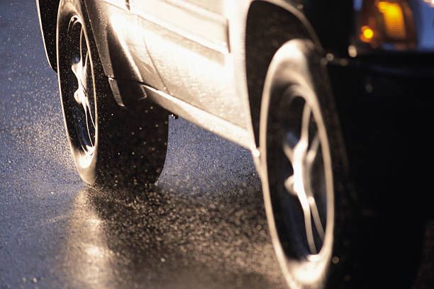 Ilustrasi Ban Mobil saat Hujan