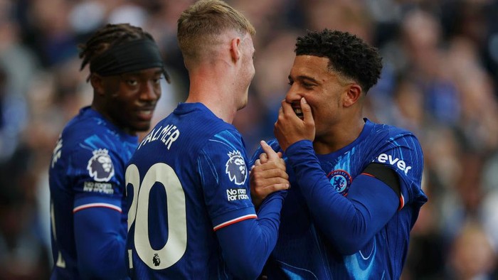 LONDON, ENGLAND - SEPTEMBER 28: Cole Palmer of Chelsea celebrates scoring his teams second goal from the penalty spot with team mate Jadon Sancho during the Premier League match between Chelsea FC and Brighton & Hove Albion FC at Stamford Bridge on September 28, 2024 in London, England. (Photo by Richard Heathcote/Getty Images)
