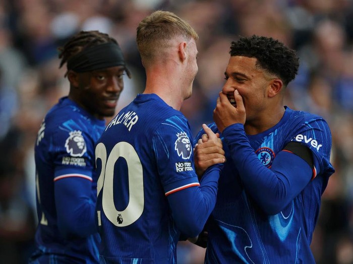 LONDON, ENGLAND - SEPTEMBER 28: Cole Palmer of Chelsea celebrates scoring his team's second goal from the penalty spot with team mate Jadon Sancho during the Premier League match between Chelsea FC and Brighton & Hove Albion FC at Stamford Bridge on September 28, 2024 in London, England. (Photo by Richard Heathcote/Getty Images)