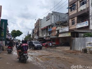 Jalan Rusak dan Tergenang Air di Jalan Segaran Palembang Dikeluhkan Warga
