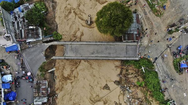 Jembatan Rusak Diterjang Banjir Besar di Nepal