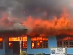 Duduk Perkara Kepala Kampung di Raja Ampat Bakar Kantor Distrik Waigeo Utara Duduk Perkara Kepala Kampung di Raja Ampat Bakar Kantor Distrik Waigeo Utara