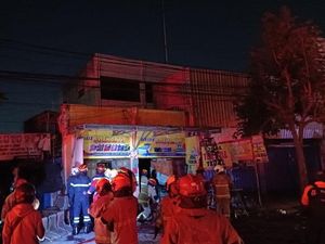 Rumah Reparasi Jok Mobil di Surabaya Terbakar, 1 Orang Luka