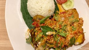 Sedap! Cicip Ayam Penyet Sambal Kemiri di Resto Baru Ashanty