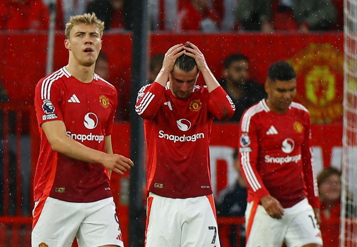 Soccer Football - Premier League - Manchester United v Tottenham Hotspur - Old Trafford, Manchester, Britain - September 29, 2024 Manchester Uniteds Mason Mount looks dejected after Tottenham Hotspurs Dominic Solanke scores their third goal REUTERS/Molly Darlington EDITORIAL USE ONLY. NO USE WITH UNAUTHORIZED AUDIO, VIDEO, DATA, FIXTURE LISTS, CLUB/LEAGUE LOGOS OR LIVE SERVICES. ONLINE IN-MATCH USE LIMITED TO 120 IMAGES, NO VIDEO EMULATION. NO USE IN BETTING, GAMES OR SINGLE CLUB/LEAGUE/PLAYER PUBLICATIONS. PLEASE CONTACT YOUR ACCOUNT REPRESENTATIVE FOR FURTHER DETAILS..