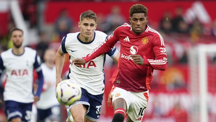 Manchester Uniteds Marcus Rashford, right, challenges for the ball with Tottenhams Micky van de Ven during the English Premier League soccer match between Manchester United and Tottenham Hotspur at Old Trafford stadium in Manchester, England, Sunday, Sept. 29, 2024. (AP Photo/Dave Thompson)