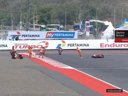 Ngeri! Marshal Sirkuit Mandalika Nyaris Tertabrak 2 Pebalap saat Hendak Evakuasi Motor