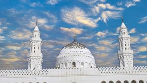 Pesona Masjid Qiblatain dan Sejarah Perubahan Arah Kiblat Muslim