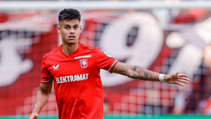 ENSCHEDE, NETHERLANDS - SEPTEMBER 29: Mees Hilgers of FC Twente looks on during a Dutch Eredivisie match between FC Twente and NAC Breda at De Grolsch Veste on September 29, 2024 in Enschede, Netherlands. (Photo by Raymond Smit/BSR Agency/Getty Images)