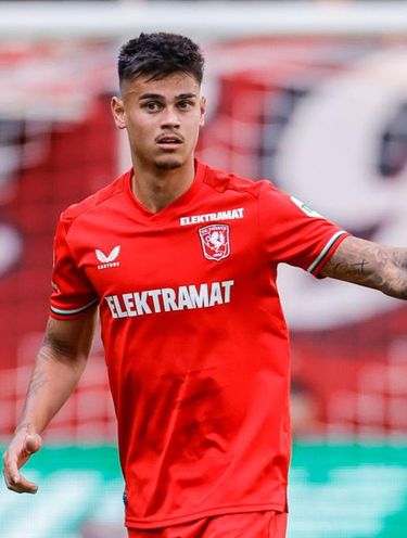  Mees Hilgers of FC Twente looks on during a Dutch Eredivisie match between FC Twente and NAC Breda at De Grolsch Veste on September 29, 2024 in Enschede, Netherlands. (Photo by Raymond Smit/BSR Agency/Getty Images)