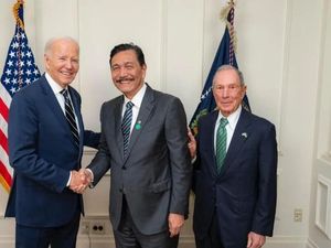 Luhut Bertemu Empat Mata dengan Joe Biden, Dikenalkan Oleh Michael Bloomberg