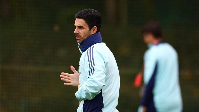 Soccer Football - Champions League - Arsenal Training - Arsenal Training Centre, London Colney, Britain - September 30, 2024 Arsenal manager Mikel Arteta during training Action Images via Reuters/Matthew Childs