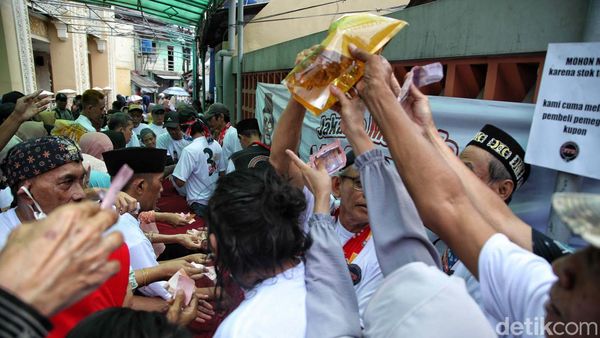 Potret Warga Berebut Minyak Murah di Kampanye Rano Karno
