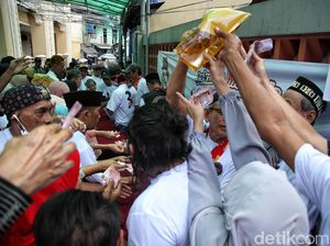Potret Warga Berebut Minyak Murah di Kampanye Rano Karno Potret Warga Berebut Minyak Murah di Kampanye Rano Karno