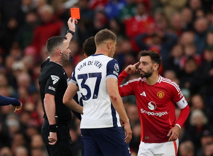 Soccer Football - Premier League - Manchester United v Tottenham Hotspur - Old Trafford, Manchester, Britain - September 29, 2024 Manchester Uniteds Bruno Fernandes is shown a red card by referee Chris Kavanagh Action Images via Reuters/Lee Smith EDITORIAL USE ONLY. NO USE WITH UNAUTHORIZED AUDIO, VIDEO, DATA, FIXTURE LISTS, CLUB/LEAGUE LOGOS OR LIVE SERVICES. ONLINE IN-MATCH USE LIMITED TO 120 IMAGES, NO VIDEO EMULATION. NO USE IN BETTING, GAMES OR SINGLE CLUB/LEAGUE/PLAYER PUBLICATIONS. PLEASE CONTACT YOUR ACCOUNT REPRESENTATIVE FOR FURTHER DETAILS..     TPX IMAGES OF THE DAY