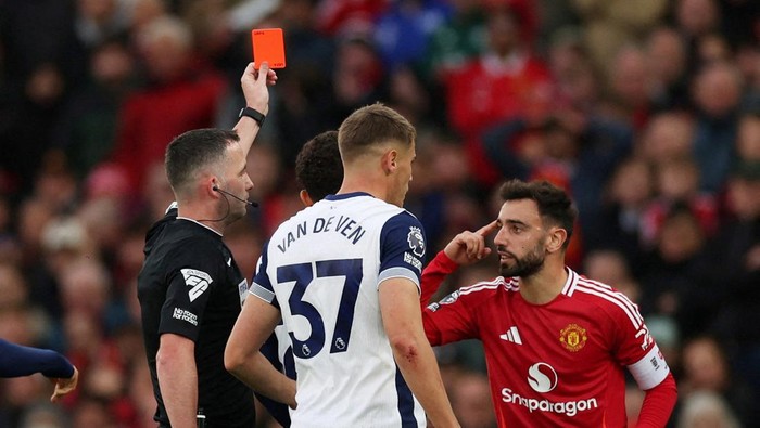 Soccer Football - Premier League - Manchester United v Tottenham Hotspur - Old Trafford, Manchester, Britain - September 29, 2024 Manchester Uniteds Bruno Fernandes is shown a red card by referee Chris Kavanagh Action Images via Reuters/Lee Smith EDITORIAL USE ONLY. NO USE WITH UNAUTHORIZED AUDIO, VIDEO, DATA, FIXTURE LISTS, CLUB/LEAGUE LOGOS OR LIVE SERVICES. ONLINE IN-MATCH USE LIMITED TO 120 IMAGES, NO VIDEO EMULATION. NO USE IN BETTING, GAMES OR SINGLE CLUB/LEAGUE/PLAYER PUBLICATIONS. PLEASE CONTACT YOUR ACCOUNT REPRESENTATIVE FOR FURTHER DETAILS..     TPX IMAGES OF THE DAY