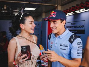 Nikita Mirzani Asyik-asyikan di Mandalika Bareng Marc Marquez