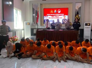 Pasutri di Pasuruan Ditangkap Terima Paket Sabu 1 Kg Diaku Ikan Asin Pasutri di Pasuruan Ditangkap Terima Paket Sabu 1 Kg Diaku Ikan Asin