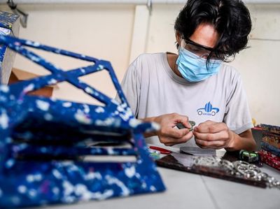 Penampakan Sampah Disulap Jadi Gantungan Kunci hingga Tatakan Gelas