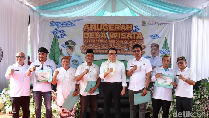 Penyerahan akta desa rekreasi terhadap sejumlah kepala desa Penyerahan akta desa rekreasi terhadap sejumlah kepala desa