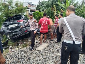 Mobil Ringsek Dihantam Kereta Api di Medan, Pengemudi Kritis