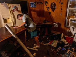 Potret Warga Florida Bersih-bersih Usai Dihantam Badai Helene