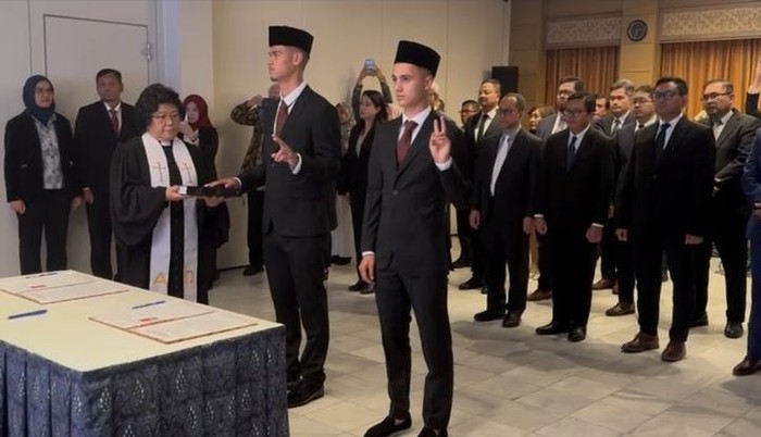 Ketua Umum PSSI, Erick Thohir, menjelaskan alasa Mees Hilgers dan Eliano Reijnders diambil sumpah sebagai warga negara Indonesia (WNI) di Belgia. Begini katanya.