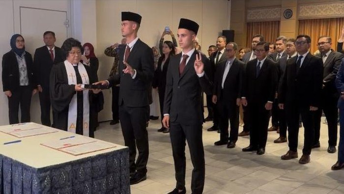 Ketua Umum PSSI, Erick Thohir, menjelaskan alasa Mees Hilgers dan Eliano Reijnders diambil sumpah sebagai warga negara Indonesia (WNI) di Belgia. Begini katanya.