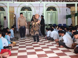 Kunjungi Ponpes Mambaul Hikam Blitar, Risma Janji Guru Lebih Sejahtera