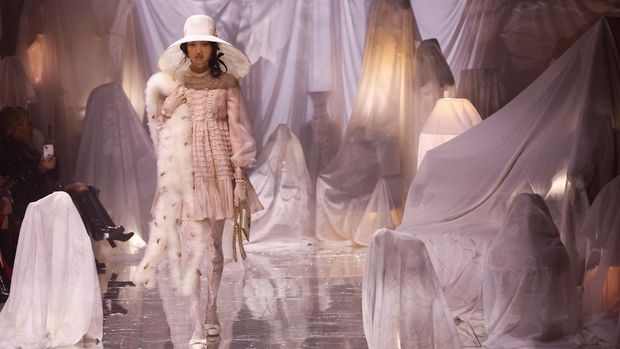 A model presents a creation by designer Alessandro Michele as part of his Spring/Summer 2025 Women's ready-to-wear collection show for fashion house Valentino during Paris Fashion Week in Paris, France, September 29, 2024. REUTERS/Johanna Geron