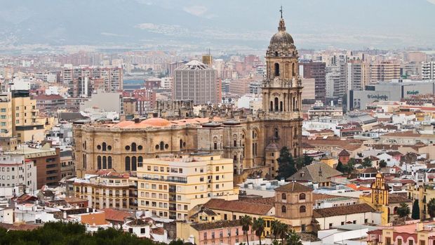 suasana Kota Malaga, Spanyol An over watch photo of the cathedral in downtown Malaga Spain