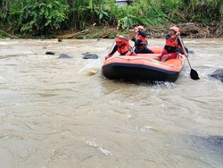 Supri Hilang Diterjang Banjir Bandang