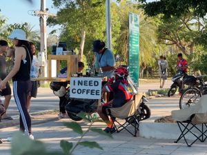 Unik! 8 Tempat Ngopi di Thailand Ini Pakai Vespa hingga Truk