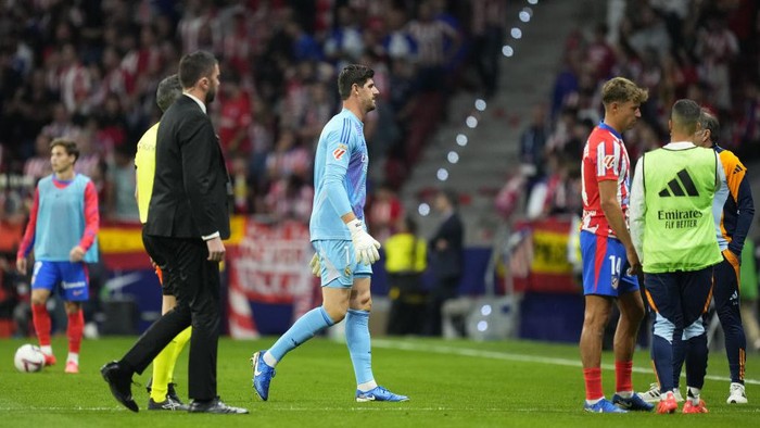 MADRID, SPAIN - SEPTEMBER 29:  Thibaut Courtois goalkeeper of Real Madrid and Belgium leaves the field because of the suspension of the match.during the LaLiga match between Atletico de Madrid and Real Madrid CF  at Estadio Civitas Metropolitano on September 29, 2024 in Madrid, Spain. (Photo by Jose Hernandez/Anadolu via Getty Images)