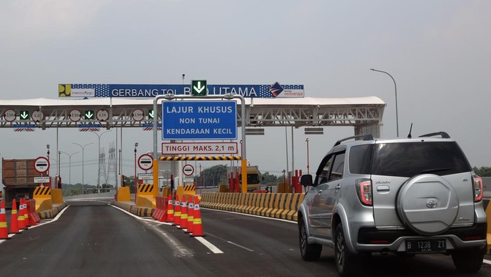 Kendaraan roda empat melintas di jalan tol Serpong Balaraja (Serbaraja) Seksi 1B (Simpang Susun CBD - Simpang Susun Legok) di kawasan Pagedangan,  Kabupaten Tangerang, Banten, Senin (30/9/2024). Kementerian PUPR resmi mengoperasikan fungsional Tol Serbaraja Seksi 1B sepanjang 5,5 km mulai Senin (30/9), yang diperlukan sanggup memperkuat konektivitas antara sentra ekonomi dan kawasan perumahan di wilayah Kabupaten Tangerang dan sanggup mempersingkat waktu tempuh dari dan menuju Jakarta. ANTARA FOTO/Muhammad Iqbal/Spt.