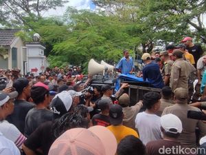 Sopir Angkot Demo di Kantor Gubernur Maluku, Desak Angkutan Online Dibatasi