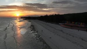 Menikmati Senja dari Hamparan Pasir Putih Pantai Mutiara
