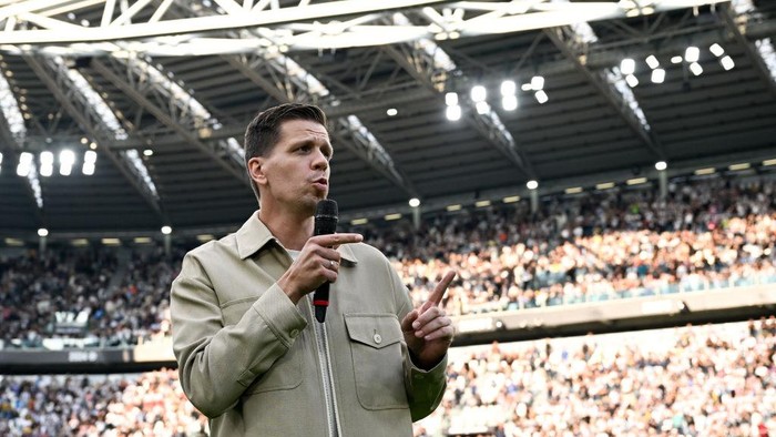 TURIN, ITALY - SEPTEMBER 21: Former Juventus goalkeeper Wojciech Szczęsny says goodbye as he retires from football prior to the Serie A match between Juventus and Napoli at Allianz Stadium on September 21, 2024 in Turin, Italy. (Photo by Daniele Badolato - Juventus FC/Juventus FC via Getty Images)