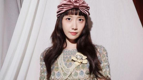 7 Gaya Yoona SNSD Tampil Manglingi Pakai Turban di Paris Fashion Week 2024