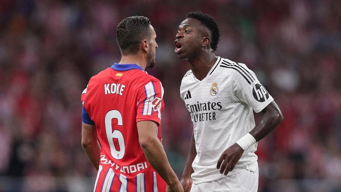 MADRID, SPAIN - SEPTEMBER 29: Vinicius Junior (R) of Real Madrid CF argues with Koke (L) of Atletico de Madrid during the LaLiga match between Atletico de Madrid and Real Madrid CF  at Estadio Civitas Metropolitano on September 29, 2024 in Madrid, Spain. (Photo by Gonzalo Arroyo Moreno/Getty Images)