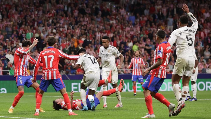 MADRID, SPAIN - SEPTEMBER 29: Aurelien Tchouameni (R) of Real Madrid CF assists Robin Le Normand (L) after clashing with him during the LaLiga match between Atletico de Madrid and Real Madrid CF  at Estadio Civitas Metropolitano on September 29, 2024 in Madrid, Spain. (Photo by Gonzalo Arroyo Moreno/Getty Images)