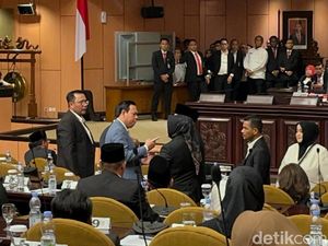 Pelukan Sultan-La Nyalla Setelah Nyaris Berkelahi di Voting Pimpinan DPD Pelukan Sultan-La Nyalla Setelah Nyaris Berkelahi di Voting Pimpinan DPD