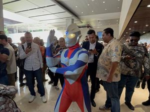 Unik! Anggota DPR RI Dapil Jateng Ini Pakai Kostum Ultraman Saat Dilantik Unik! Anggota DPR RI Dapil Jateng Ini Pakai Kostum Ultraman Saat Dilantik