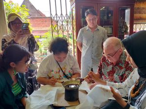 Saat Bule-bule Australia Asyik Belajar Batik di Gresik Saat Bule-bule Australia Asyik Belajar Batik di Gresik